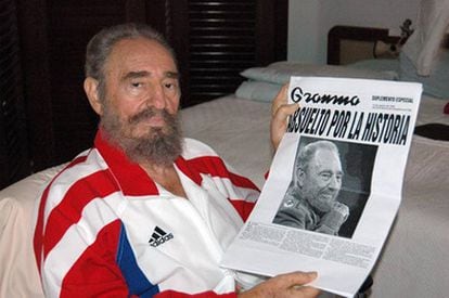 Fidel Castro posa con un ejemplar del diario <i>Granma,</i> tras ser operado del estómago en Cuba en 2006.