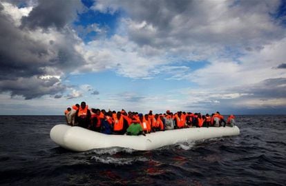Migrantes en una balsa en el Mediterráneo. / EP