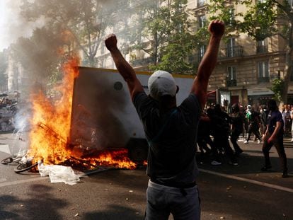 Un manifestante celebra el incendio de un contenedor durante el decimocuarto día de protestas nacionales, el 6 de junio de 2023, en París.