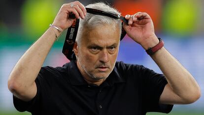 Mourinho se quita la medalla de subcampeón de la Liga Europa.