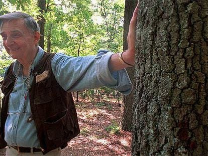 Edward O. Wilson, el llamado <b><i>padre </b></i><b>de la biodiversidad, en una reserva forestal</b> de Estados Unidos.