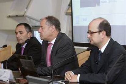 El coordinador del proyecto en la Universidad de Vigo, Fernando Aguado (i); el rector de la Universidad de Vigo, Salustiano Mato (c), y el vicerrector José Vilán (d), durante la rueda de prensa sobre el llamado "Humsat-D", el segundo satélite hecho en Galicia que será lanzado al espacio el próximo día 21 desde la estación militar de Yasni (Rusia), a bordo del cohete "Dnepr" junto a otros seis prototipos similares de instituciones académicas y empresas de Estados Unidos, Alemania, Perú y Pakistán.