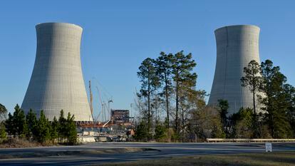 Dos torres de refrigeración de la planta nuclear de Vogtle en Waynesboro, Georgia, en construcción.