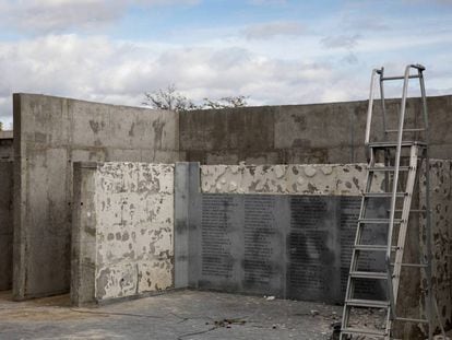 Desmontaje de las placas en eel cementerio de La Almudena el pasado mes de noviembre.