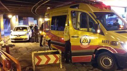 Policías municipales y sanitarios del Samur, en los bajos de Azca.