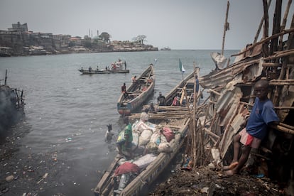 Imagen del barrio marginal de Susan's Bay en Freetown, Sierra Leona, tras el incendio que el pasado marzo dejó hasta 5.000 personas sin hogar.