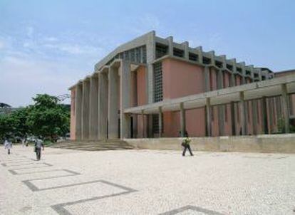 Iglesia de la Sagrada Familia. Sabino Correia y Sousa Mendes, 1960-1964