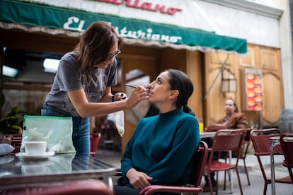 Una maquilladora retoca a una actriz en la terraza de 'El Asturiano'.