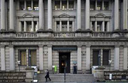 Un hombre desciende las escaleran de la entrada de la sede del Banco de Japón en Tokio, Japón. EFE/Archivo