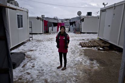 Suzan Ahmad viene de al-Hasaka (Siria), tiene tan solo 15 años y lleva 5 meses embarazada. "Huimos de nuestra casa en busca de un nuevo hogar seguro, espero que algún país europeo nos acoja y no tenga que quedarme en este campamento", dijo Rashid.