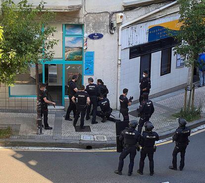 Momento de la detención por la Ertzaintza de San Sebastián del presunto autor del asesinato de una mujer en Murchante (Navarra).