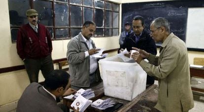 Funcionarios electorales cuentan votos en un colegio de El Cairo.