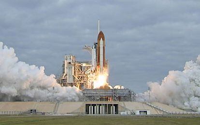 Lanzamaiento con éxito del transbordador espacial  <i>Endeavour</i> hacia la Estación Espacial Internacional.