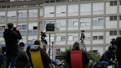 Un grupo de periodistas hace guardia este jueves ante el hospital Gemelli de Roma, donde el Papa permanece ingresado.