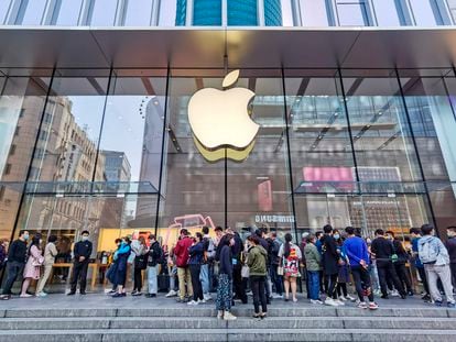 Una fila de gente espera fuera de la tienda de Apple en Shanghai para comprar un iPhone 12 a finales de octubre de 2020.