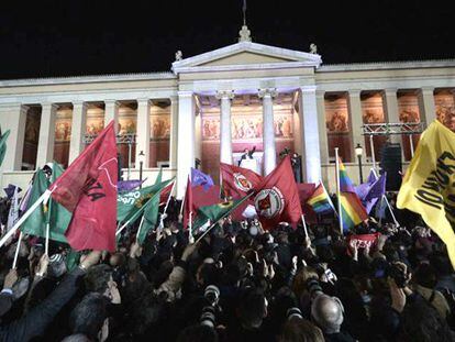 Alexis Tsipras celebra la victoria con sus seguidores.