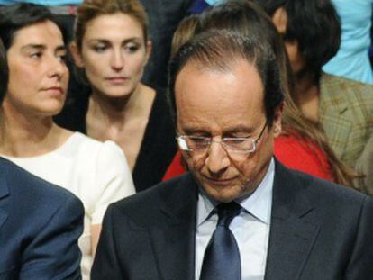 Hollande y Gayet (al fondo con camiseta negra) en una de las pocas im&aacute;genes que hay de la pareja, en un acto de los socialistas franceses en 2011.