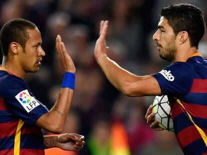 Luis Suárez dóna la pilota a Neymar després del partit.