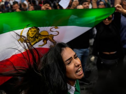 Una mujer iraní manifestándose por la muerte de Masha Amini frente al Consulado de Irán en Turquía, el pasado 22 de septiembre.