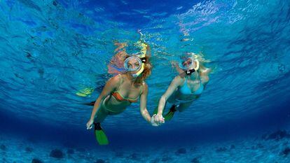 Dos mujeres haciendo esnórquel en aguas de Bali (Indonesia).