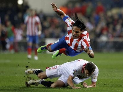 Falcao cae ante Navarro, en la goleada al Sevilla.