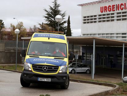 Una ambulancia sale del hospital de Soria la semana pasada.