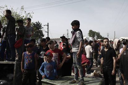 Refugiados formaban este lunes una barricada ante agentes antidisturbios en el campo de Idomeni, en la frontera entre Grecia y Macedonia.