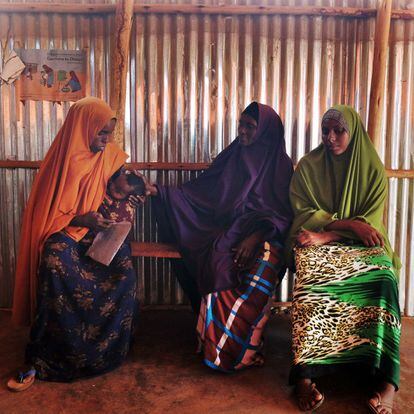 Una mujer acaricia un niño, en el centro de nutrición de menores en uno de los campos  de Dollo Ado. Las personas que están en estos campos abandonan Somalia por dos razones: la sequía que conlleva malas cosechas y una situación de violencia generalizada que proviene de grupos armados (especialmente en territorios controlados por Al Shabaab). A esta realidad se suma que a día de hoy, Etiopía y el Cuerno de África están afrontando la peor sequía en más de 30 años debido a El Niño, fenómeno caracterizado por el calentamiento anormal de la temperatura superficial del mar en el océano Pacífico ecuatorial central y oriental y que afecta a los patrones de lluvia y temperaturas. Se produce cada dos a siete años y dura hasta 18 meses. Este fenómeno se intensifica con el cambio. 