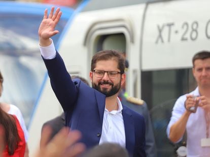 El presidente Gabriel Boric saluda a su llegada a Limache, en la región de Valparaíso.