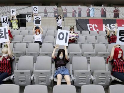 Muñecas sexuales colocadas en las gradas del estadio del FC Seoul. En vídeo, las imágenes que mostró la televisión surcoreana.