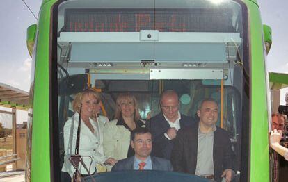 Tom&aacute;s G&oacute;mez, a los mandos del tranv&iacute;a de Parla durante su inauguraci&oacute;n en 2007. Junto a &eacute;l, la expresidenta regional, Esperanza Aguirre, y los socialistas Miguel Sebasti&aacute;n y Rafael Simancas.