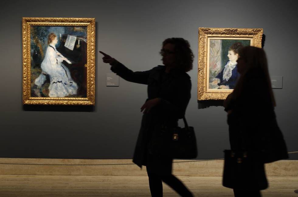 Dos visitantes observan el cuadro Mujer al piano, 1875-1876 (izquierda).
