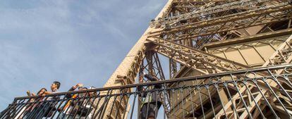 Turistas en la Torre Eiffel en París (Francia)