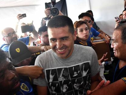 Juan Román Riquelme vota en las elecciones celebradas este domingo para elegir nuevas autoridades de Boca Juniors.
