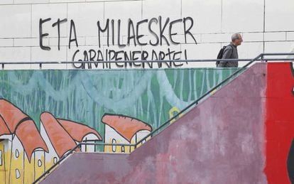 Pintadas de apoyo a ETA en el barrio de Egia de San Sebastian.