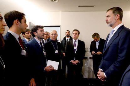 El rey Felipe VI, durante su encuentro con jóvenes dentro del Foro de Davos.