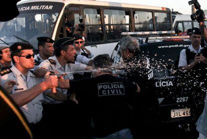 Un grupo de agentes huelguistas de la Policía Civil de Brasilia se enfrenta con las autoridades frente al Palacio de Planalto en Brasilia (Brasil).