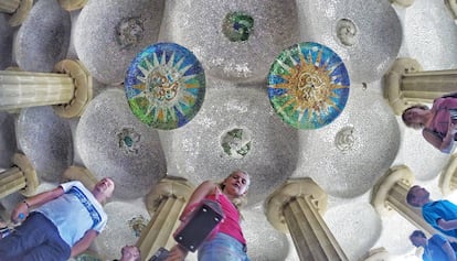 Dos dels medallons de la sala hipòstila del Park Güell.