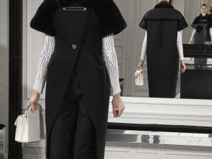 Modelo de Alexander Wang para Balenciaga, presentado ayer en París.