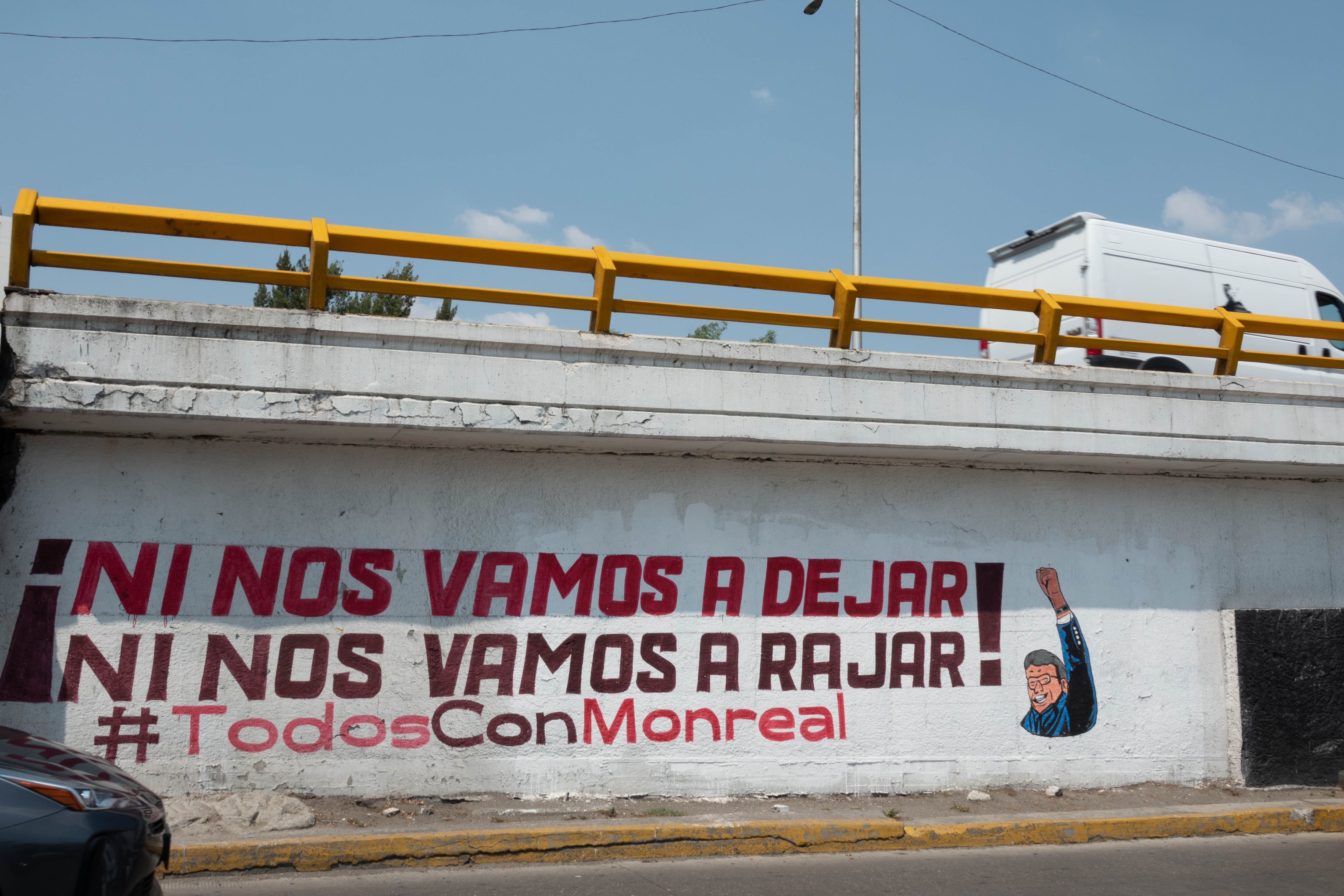 Un bajopuente con propaganda a favor de Ricardo Monreal, el 28 de marzo de 2023 en la alcaldía Cuauhtémoc (Ciudad de México).