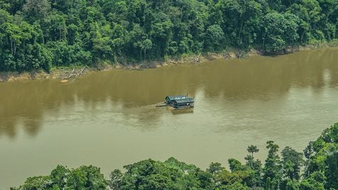 Barcazas ilegales que hacen extracción de minerales en la Amazonia.