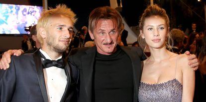Hopper Penn (izquierda), su padre Sean Penn (centro), y su hermana Dylan Penn (derecha)
