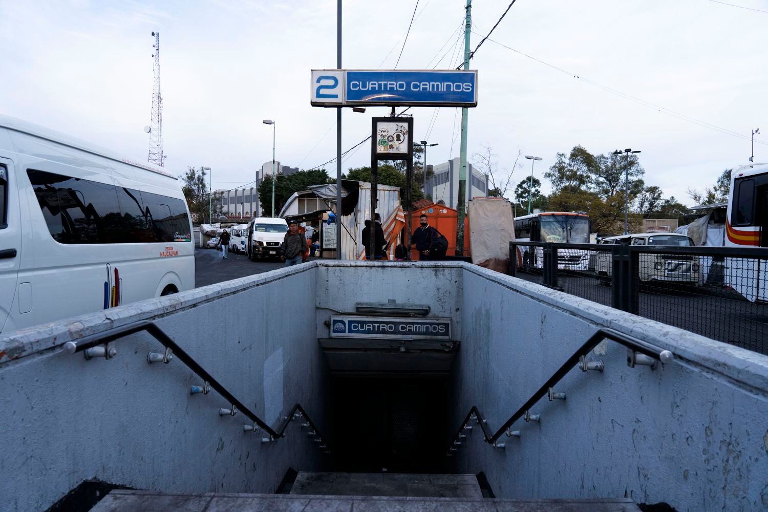 Acceso al paradero de Cuatro Caminos sin servicio. 