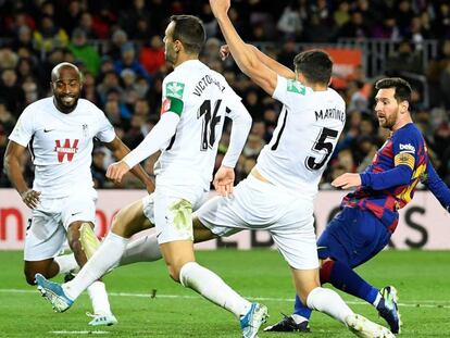 Messi supera a los defensas del Granada en el gol del Barça. En vídeo, declaraciones de Setién tras su debut en el banquillo azulgrana.