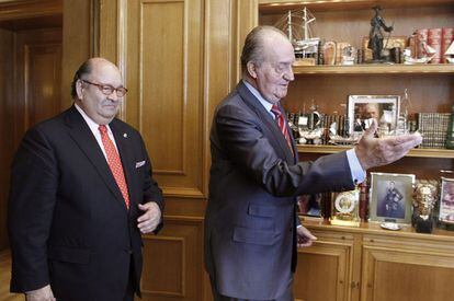 Enrique Álvarez Sostres, el primer diputado que Foro Asturias logra en el Congreso de los Diputados, sigue a don Juan Carlos en el Palacio de La Zarzuela.