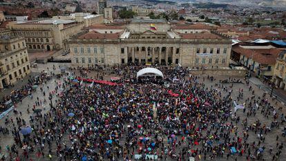 Seguidores de Gustavo Petro reunidos este miércoles en la Plaza Bolivar, en Bogotá.