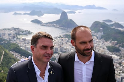 El senador Flavio Bolsonaro y el diputado federal Eduardo Bolsonaro, el 1 de marzo durante la celebración por el 90 aniversario de la estatua de Cristo Redentor, en Río de Janeiro. 