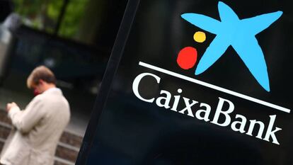El logo de CaixaBank en una filial, en Madrid. SERGIO PÉREZ REUTERS