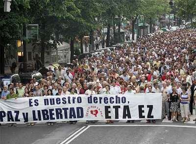 Aspecto de la manifestación de Gesto por la Paz ayer por la Gran Vía de Bilbao.