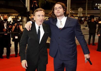 El músico, hijo del reconocido actor británico Tim Roth, ha muerto como consecuencia del cáncer de células germinales que padecía. Su carrera comenzaba a abrirse paso en sus facetas de guitarrista, compositor y productor musical.
